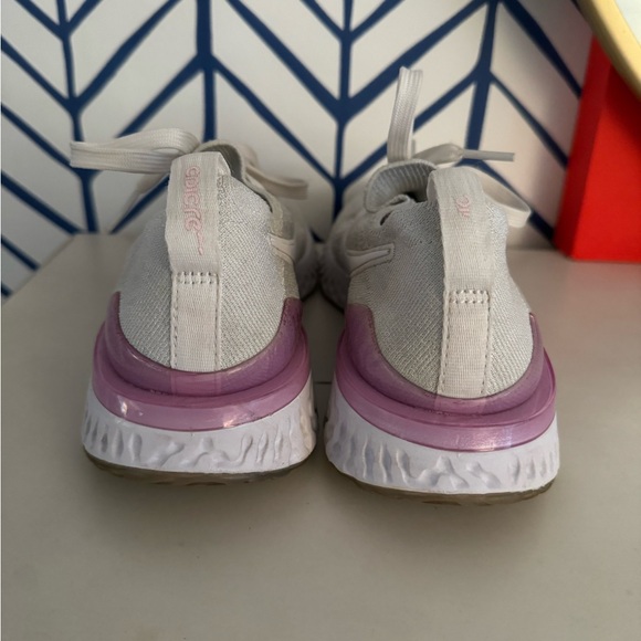 Nike Epic React Flyknit Sneakers White/White pink foam SIZE: 7 - Picture 2 of 4
